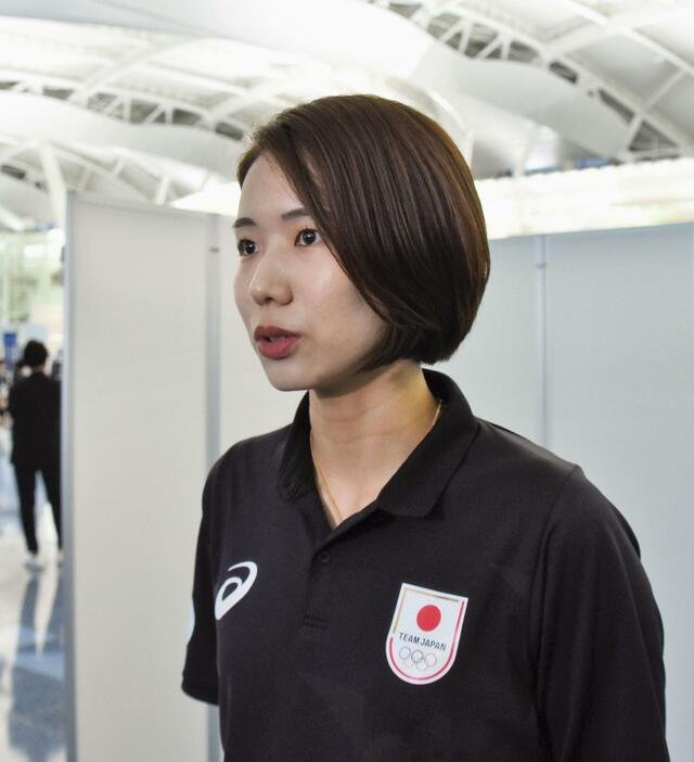 羽田空港で取材に応じるバレーボール女子日本代表の古賀＝10日