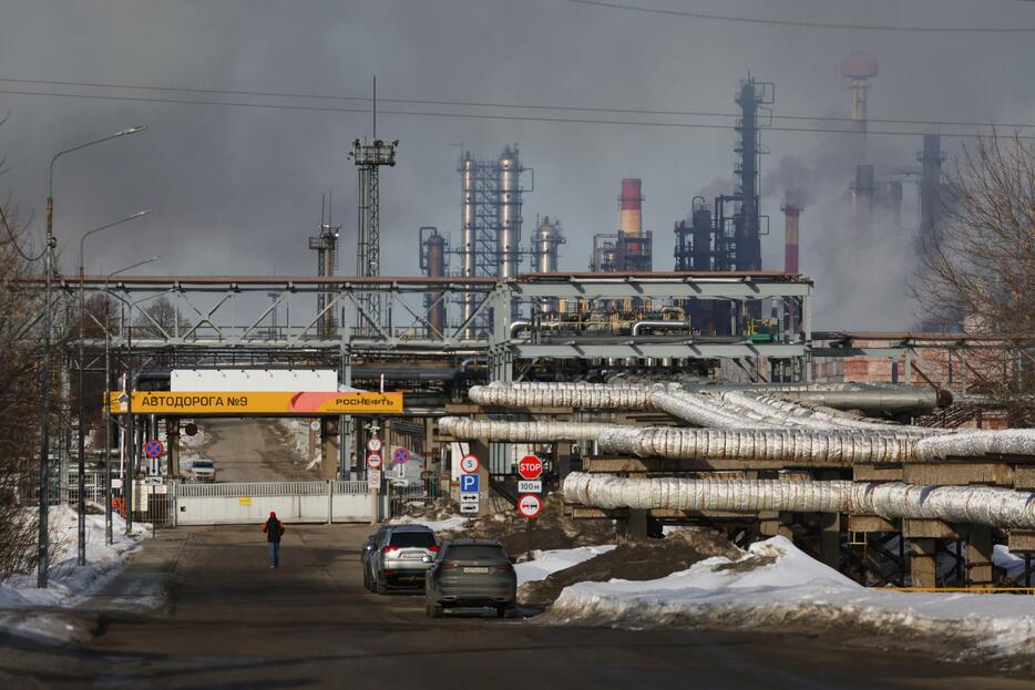 煙が上がるモスクワ南東リャザニ州の石油精製施設＝3月（タス＝共同）