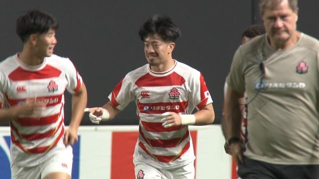 笑顔で練習を行う小山大輝選手