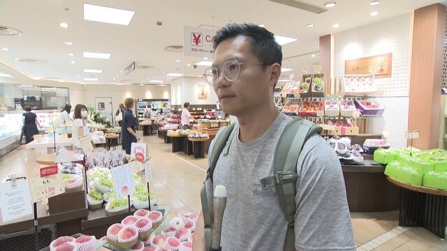 香港よりも値段が安いと話す男性