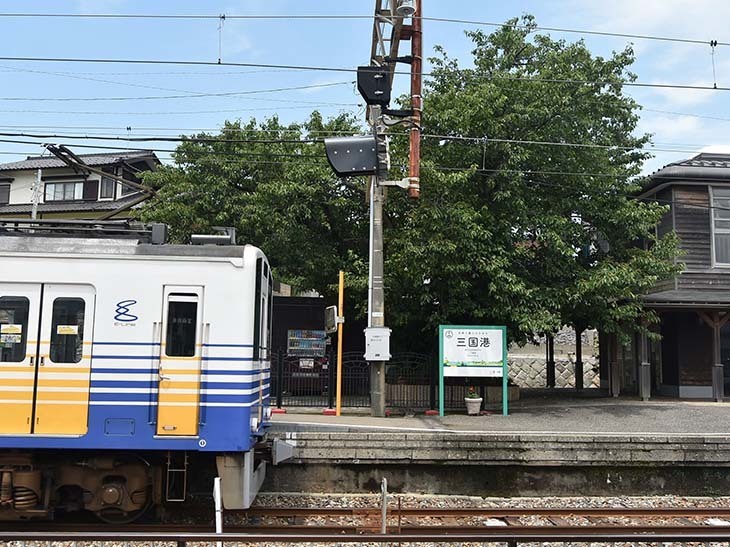 単線のえちぜん鉄道三国芦原線の終点、三国港駅。フォトスポットとしても押さえておきたい。三国湊の商店街には徒歩で行ける