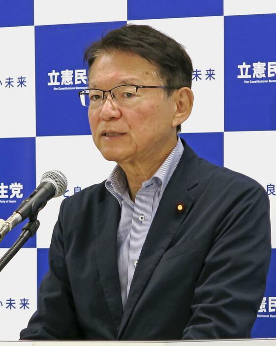 記者会見する立憲民主党の長妻政調会長＝25日午前、国会