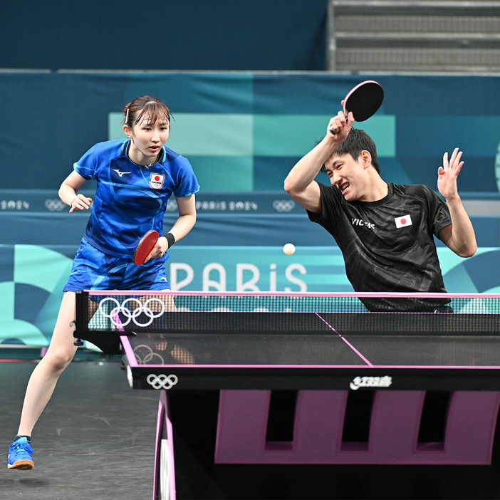 卓球競技の会場、パリ南アリーナ4で練習する張本智和／早田ひな（Photo：ITTF／ONDA）