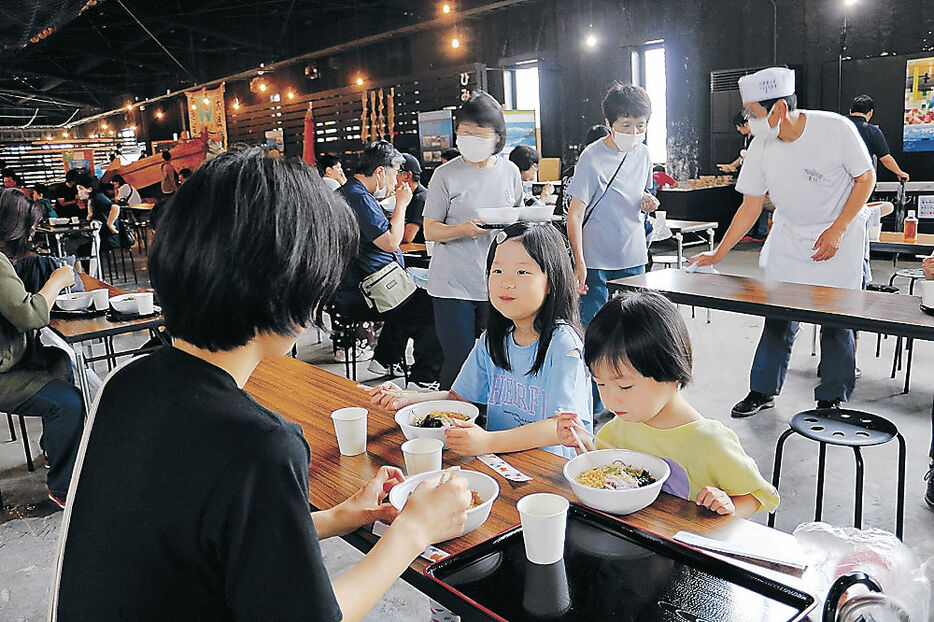 手打ちそばを味わう家族連れ＝氷見市漁業文化交流センター