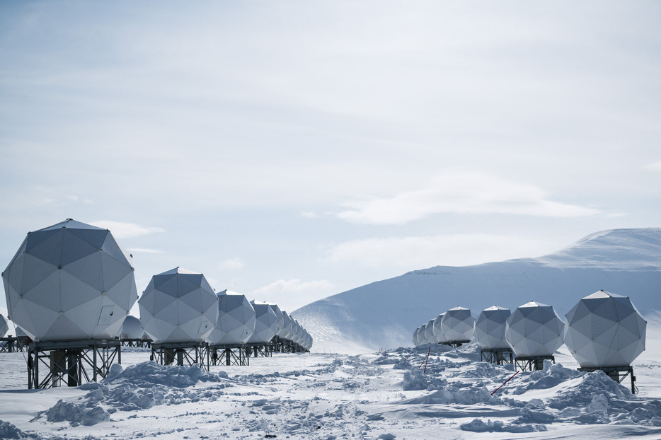 ノルウェー領のスバルバル諸島に設置された通信用ドーム（2022年5月10日撮影、資料写真）。【翻訳編集】 AFPBB News