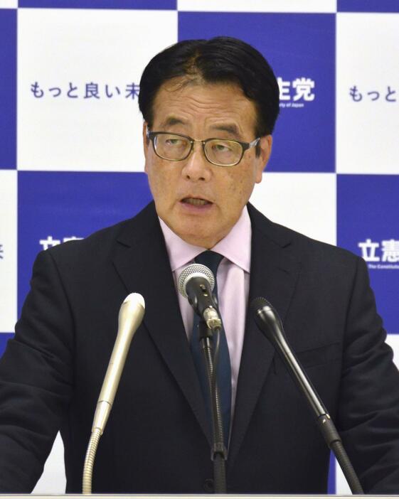 記者会見する立憲民主党の岡田幹事長＝9日午後、国会