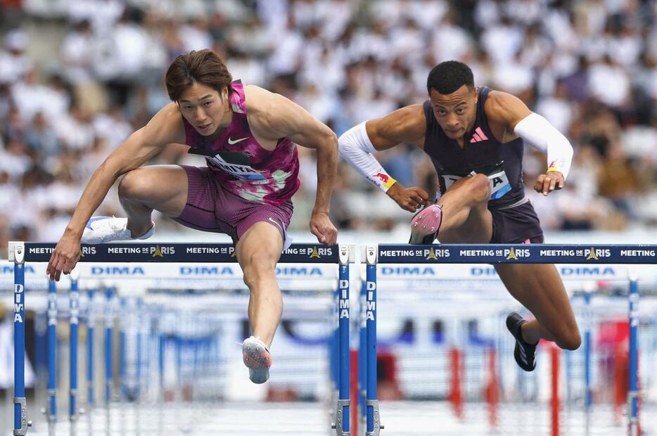 男子110m障害予選2組で走る泉谷駿介（左）＝パリ（ロイター＝共同）