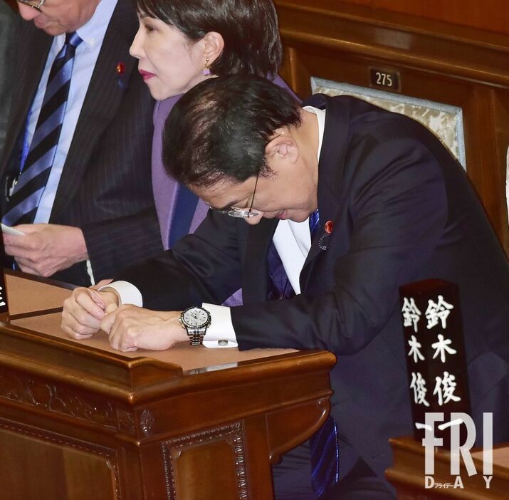 今年３月、異例となる土曜国会の最中に突っ伏した岸田首相