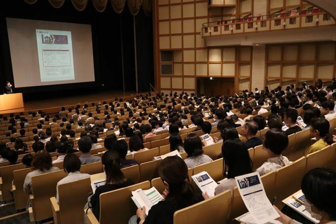 大妻女子大で開かれた親向け就職説明会の様子＝2024年6月8日、東京都千代田区の同大