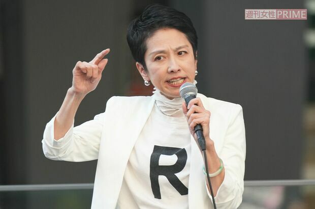 2024年7月5日の街頭演説で「R」シャツを着用した蓮舫氏