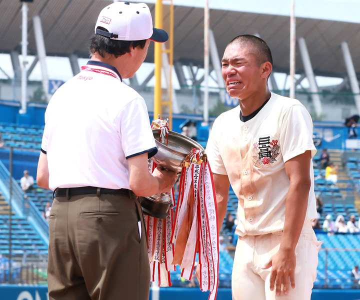 日大三高の主将・土井は閉会式でも涙が止まらなかった。最後の1球まで、チームをけん引した[写真=菅原淳]