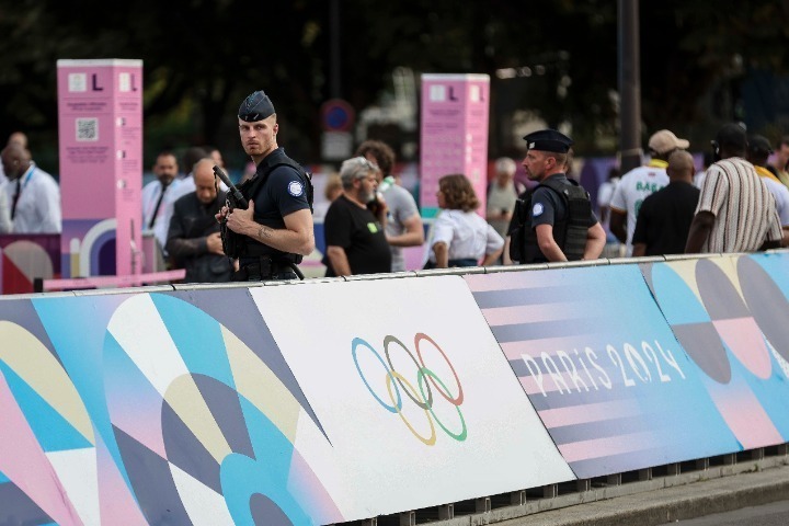 パリ五輪の男子サッカー初戦・イスラエル代表戦で警備にあたるフランス治安当局。(C) Getty Images