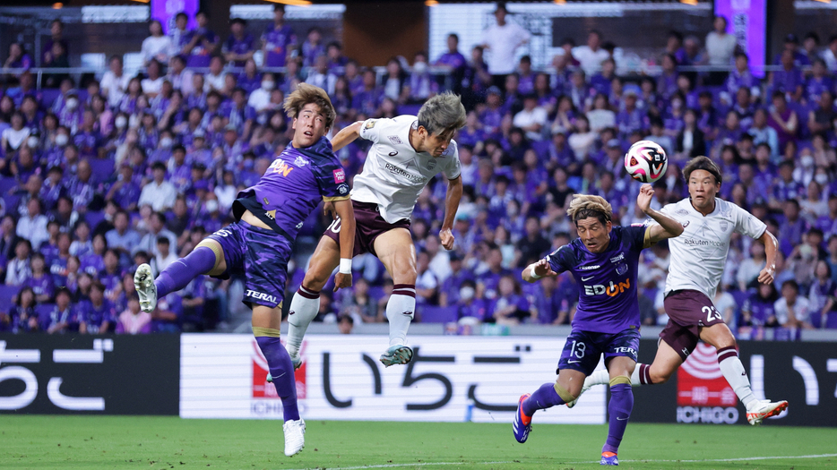 ドンピシャヘッド弾！神戸の先制点を決めたFW大迫勇也(C)J.LEAGUE