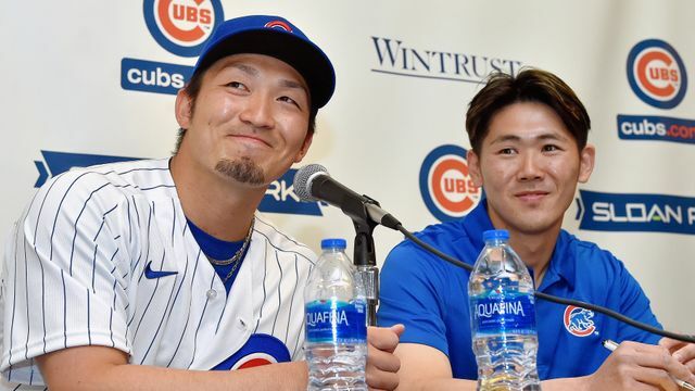 カブス入団会見当時の鈴木誠也選手と松下登威通訳(写真：時事)