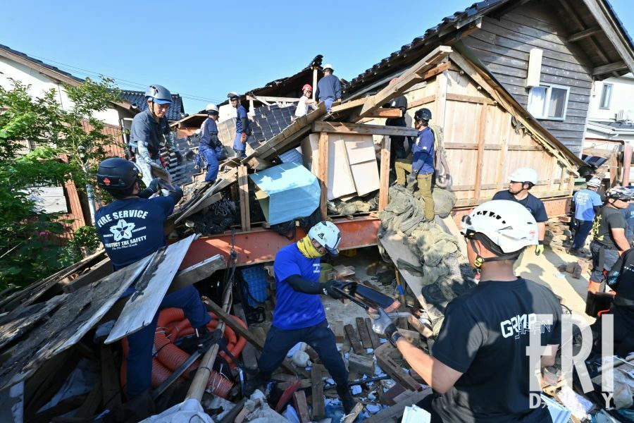 倒壊した家屋の解体作業にあたるボランティアたち。一日でも早い復興を願い、今日も多くの人々が汗を流している