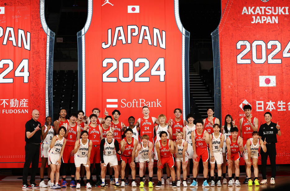 パリ五輪に出場するバスケットボール日本代表の壮行会が３日、東京・有明アリーナで行われ、男女選手が一堂に会し、ファンを前にトークショーなどを行った。