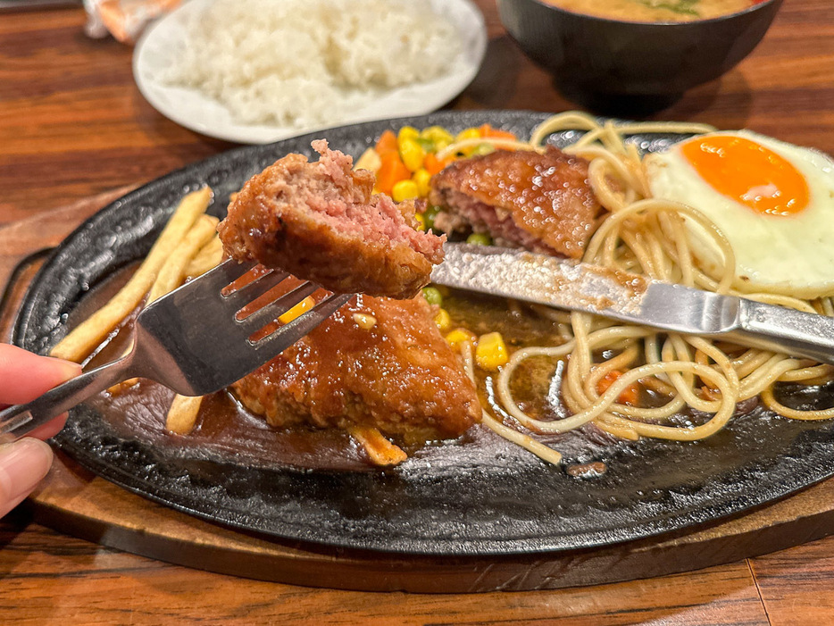 よくこねられた挽き肉の断面のきめ細かさに感激必至