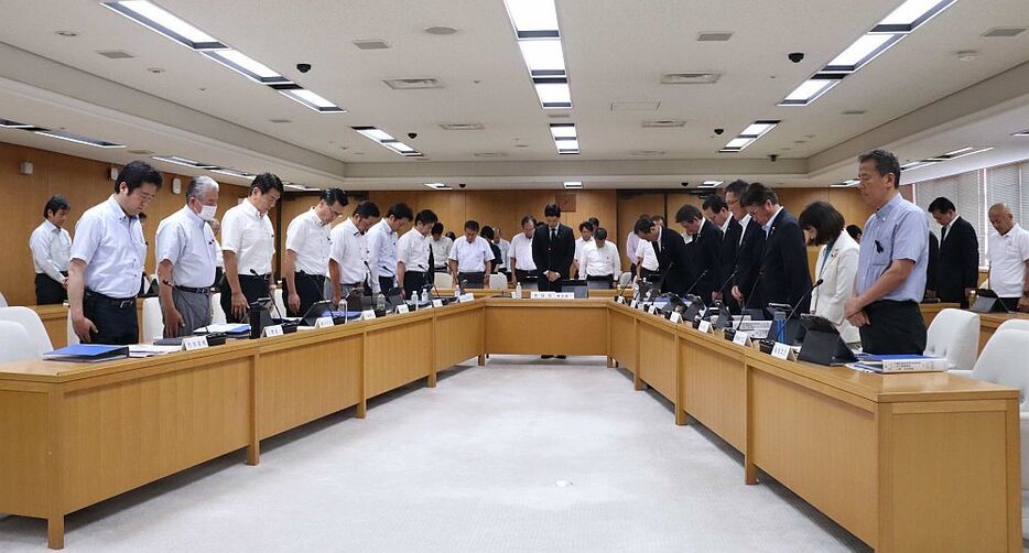 ［写真］会合の冒頭、男性を悼んで黙祷する委員たち＝19日、兵庫県庁で