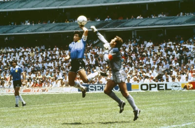 １９８６年サッカーＷ杯メキシコ大会準々決勝のイングランド戦で「神の手ゴール」を決めるアルゼンチンのマラドーナ（中央）＝メキシコ市（ゲッティ＝共同）