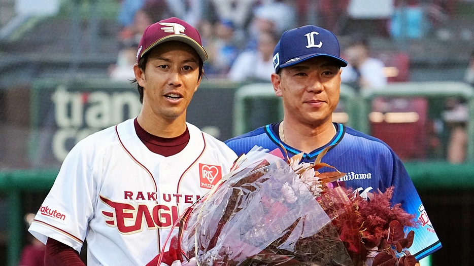 東北楽天ゴールデンイーグルス・岸孝之と埼玉西武ライオンズ・炭谷銀仁朗(C)産経新聞社