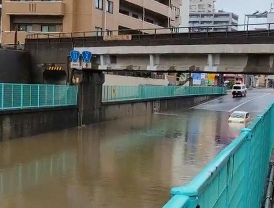 国道2号が冠水し、車が水没した広島県海田町のアンダーパス＝1日午前6時42分（読者提供）