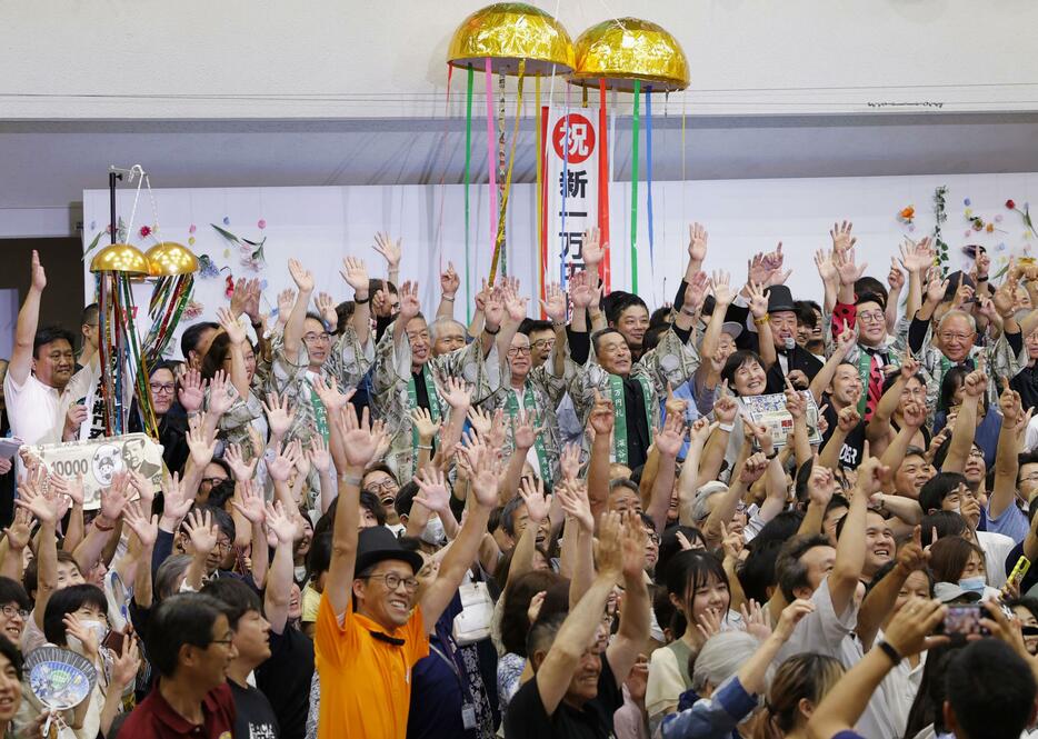 渋沢栄一の出身地である埼玉県深谷市で開かれたカウントダウンイベントで、喜ぶ市民ら＝3日未明