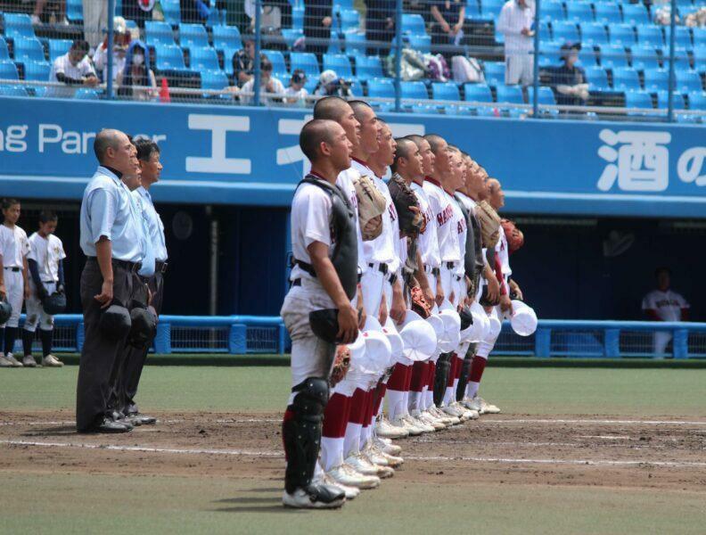 宇和との初戦を制し勝利の校歌を歌う松山商　写真提供：フィールドスポーツ出版