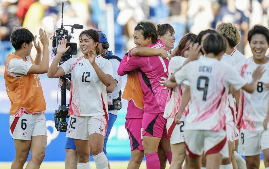 ブラジルに逆転勝ちし、タッチを交わす谷川（左から2人目）ら女子日本代表＝パリ（共同）