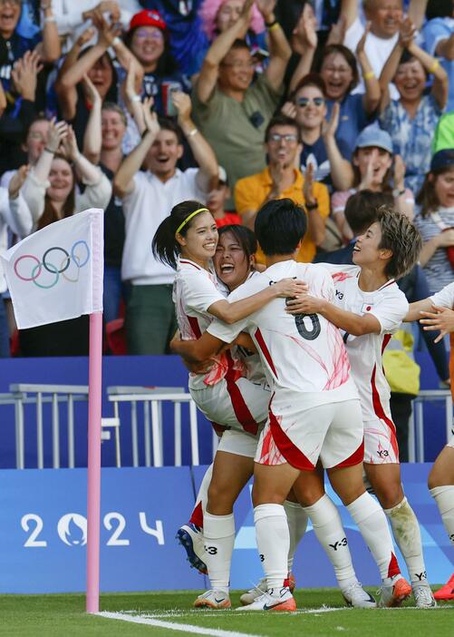 日本―ブラジル　試合終了間際、決勝ゴールを決め、祝福される谷川（左から2人目）＝パリ（共同）