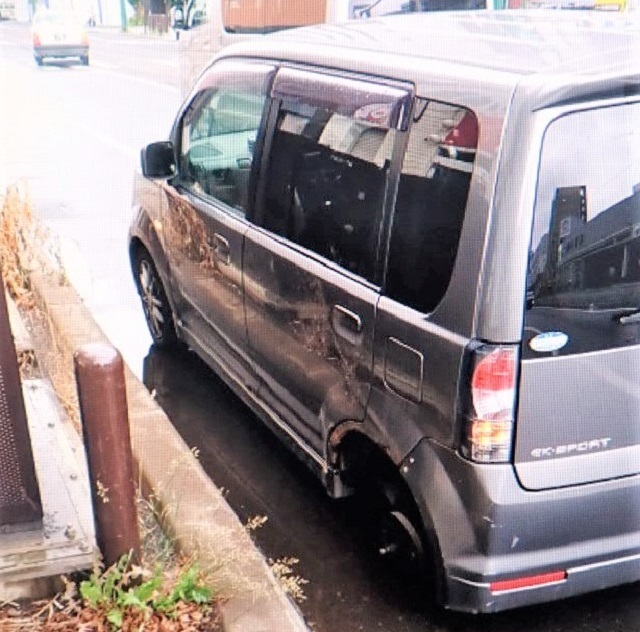 タイヤが外れた軽乗用車（提供：道警）