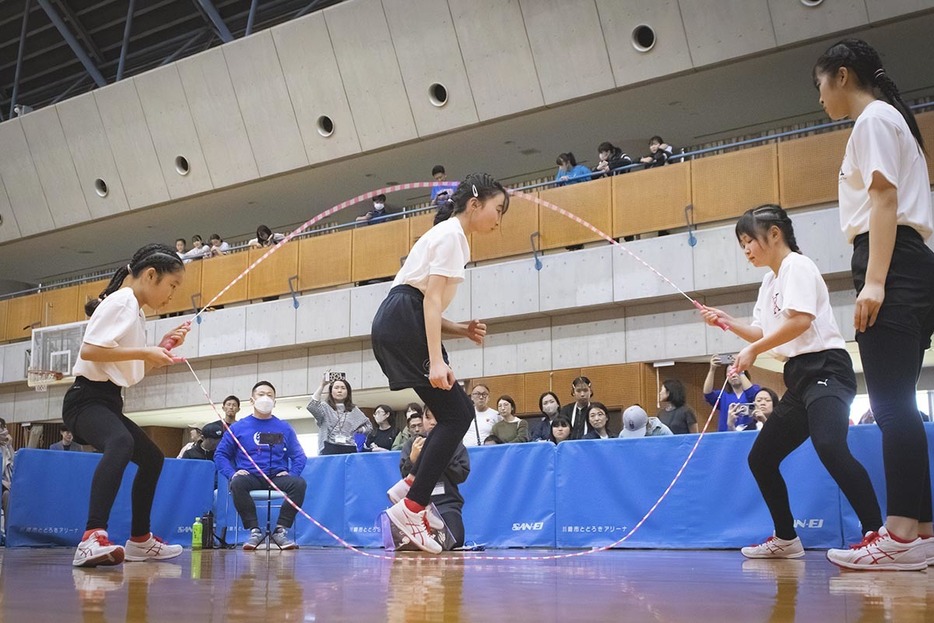 「ジャンプロープ全日本選手権大会２０２４」でロープを飛ぶ参加者ら＝３月、川崎市とどろきアリーナ（日本ジャンプロープ連合提供）