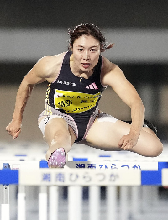 女子100メートル障害　12秒69の日本新記録で優勝した福部真子＝レモンガススタジアム平塚