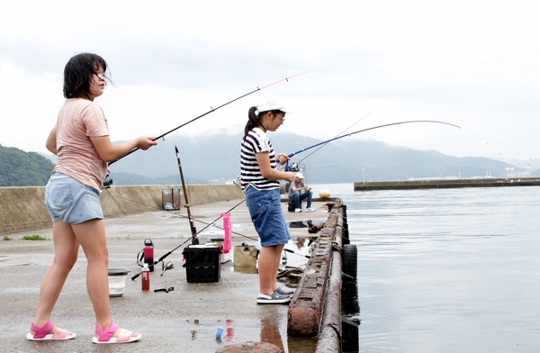 夏休みの子どもたちが釣りを楽しんでいる