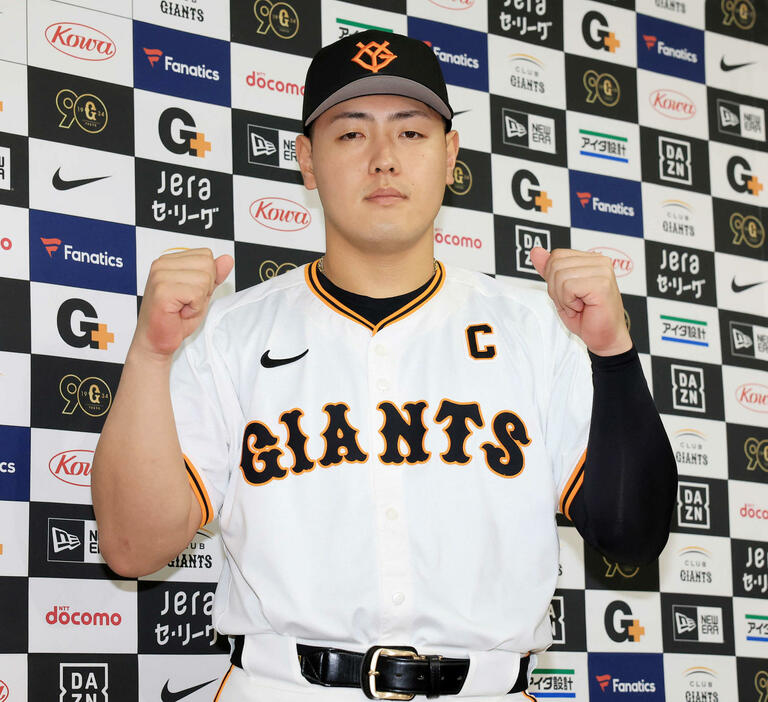 ファン投票でオールスターゲーム出場を決めた巨人岡本和はガッツポーズ（撮影・浅見桂子）