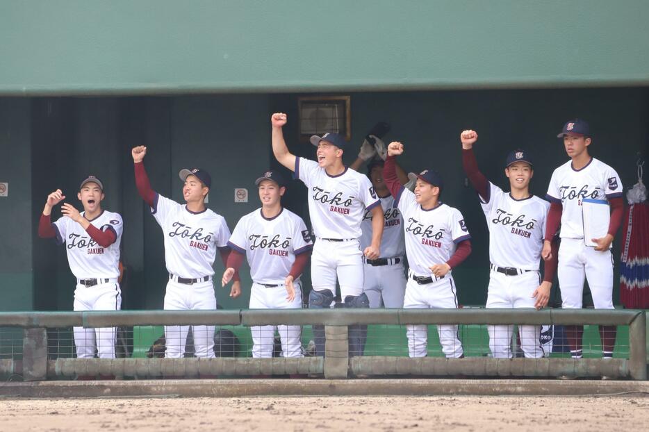 先制点に喜ぶ桐光学園の選手達