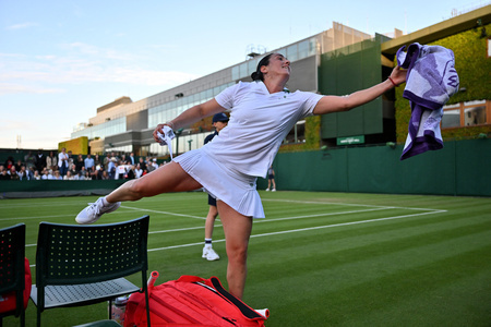 テニス、ウィンブルドン選手権、女子シングルス1回戦。試合後にタオルを客席に投げ込むオンス・ジャバー（2024年7月2日撮影）。