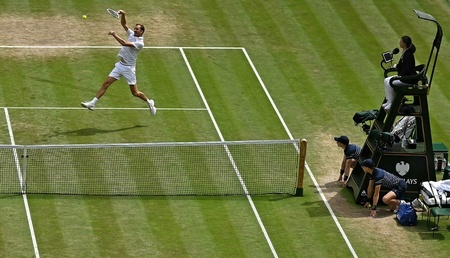 テニス、ウィンブルドン選手権、男子シングルス準決勝。リターンを打つダニール・メドベージェフ（2024年7月12日撮影）。