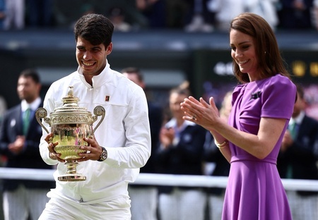 テニス、ウィンブルドン選手権、男子シングルス決勝。英国のキャサリン皇太子妃（右）から祝福を受けるカルロス・アルカラス（右）と言葉を交わす（2024年7月14日撮影）。