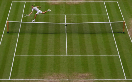 テニス、ウィンブルドン選手権、男子シングルス準々決勝。リターンを打つダニール・メドベージェフ（2024年7月9日撮影）。