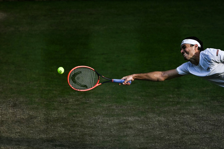 テニス、ウィンブルドン選手権、男子シングルス準々決勝。リターンを打つテイラー・フリッツ（2024年7月10日撮影）。