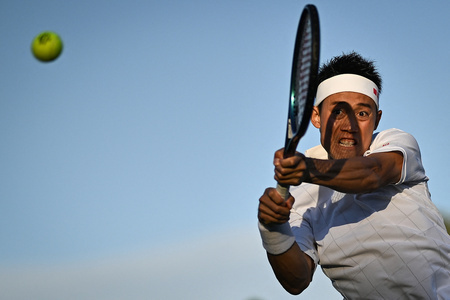 テニス、ウィンブルドン選手権、男子シングルス1回戦。リターンを打つ錦織圭（2024年7月2日撮影）。