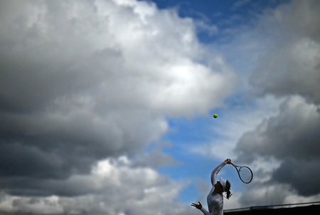 テニス、ウィンブルドン選手権、女子シングルス3回戦。サーブを打つリュドミラ・サムソノワ（2024年7月8日撮影）。