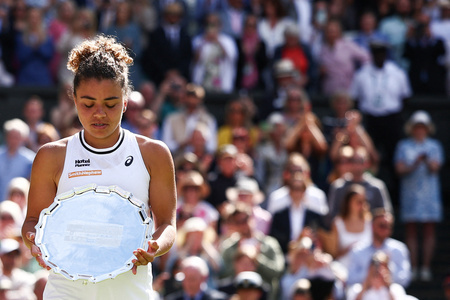 テニス、ウィンブルドン選手権、女子シングルス決勝。準優勝のトロフィーを手にするジャスミン・パオリーニ（2024年7月13日撮影）。