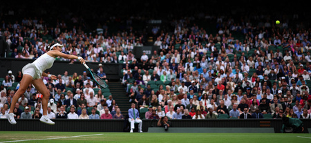 テニス、ウィンブルドン選手権、女子シングルス4回戦。サーブを打つエマ・ラドゥカヌ（2024年7月7日撮影）。