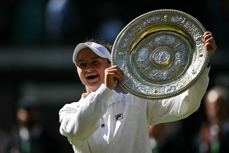 テニス、ウィンブルドン選手権、女子シングルス決勝。優勝を飾り、トロフィーを手に喜ぶバルボラ・クレイチコバ（2024年7月13日撮影）。