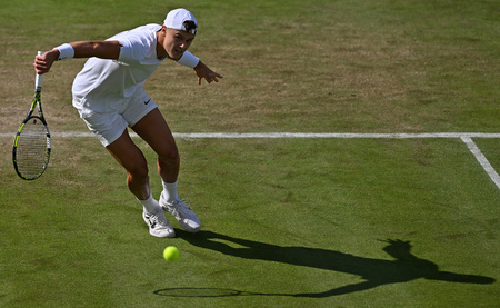 テニス、ウィンブルドン選手権、男子シングルス2回戦。リターンを打つホルガー・ルーネ（2024年7月4日撮影）。