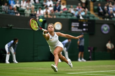 テニス、ウィンブルドン選手権、女子シングルス3回戦。リターンを打つジャスミン・パオリーニ（2024年7月5日撮影）。