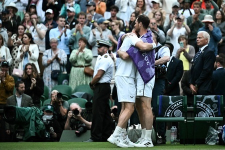 テニス、ウィンブルドン選手権、男子ダブルス1回戦。試合後にハグを交わすアンディ・マレー（右）とジェイミー・マレー（2024年7月4日撮影）。