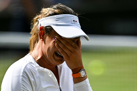 テニス、ウィンブルドン選手権、女子シングルス準決勝。ポイントを失い顔を覆うドナ・ヴェキッチ（2024年7月11日撮影）。