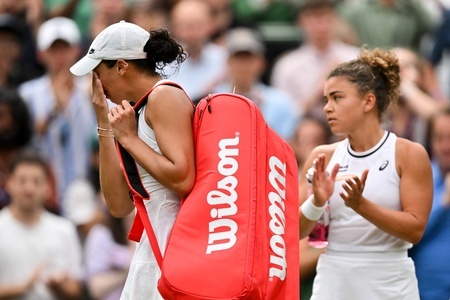 テニス、ウィンブルドン選手権、女子シングルス4回戦。試合を途中棄権し、涙しながらコートを後にするマディソン・キーズ（左、2024年7月7日撮影）。